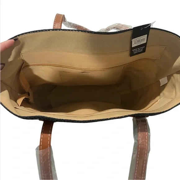 1378. Striped Black and Cream Tote Bag and Matching Sun Hat - Picture 4 of 6